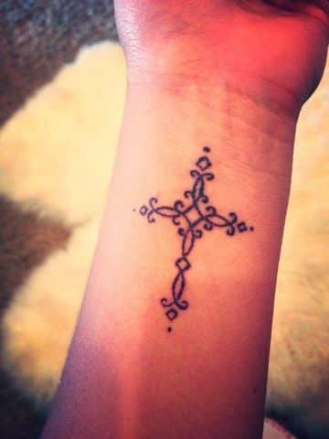 tatuajes religiosos en el brazo para mujeres