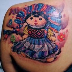 Coloridos y singulares tatuajes de muñecas mexicanas