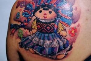 Mexican doll tattoos en la espalda