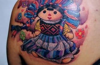 Coloridos y singulares tatuajes de muñecas mexicanas