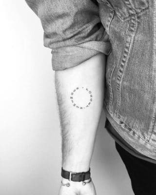 mini tatuajes para hombres en el brazo