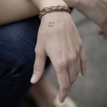 mini tatuajes para hombres en la mano
