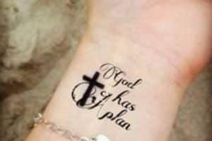 tatuajes de cruces en la muñeca con frase 1