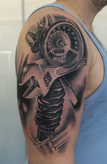 tatuajes de herramientas mecanicas en el brazo