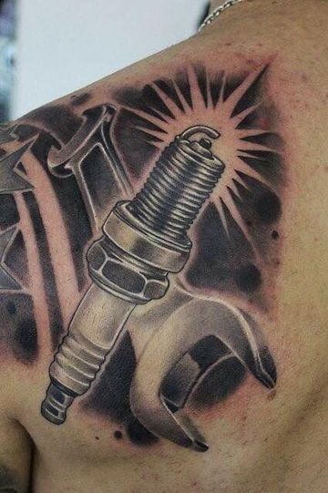 tatuajes de herramientas mecanicas en la espalda