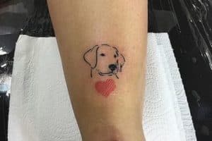 tatuajes de perros labradores en la pierna