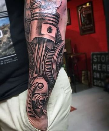 tatuajes de pistones y bielas en el brazo