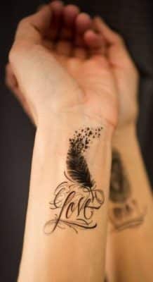 tatuajes de plumas en la muñeca con letras