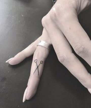 tatuajes de tijeras para mujer en el dedo