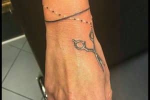 tatuajes de tijeras para mujer en la mano