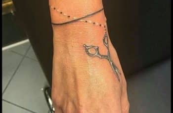 Simbolicos diseños de tatuajes de tijeras para mujer