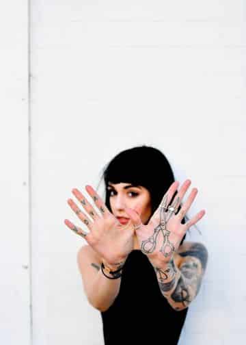 tatuajes de tijeras para mujer en la planta de la mano