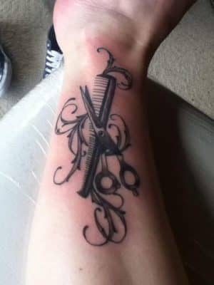 tatuajes de tijeras para peluqueros en el brazo