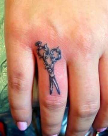tatuajes de tijeras para peluqueros en el dedo anular