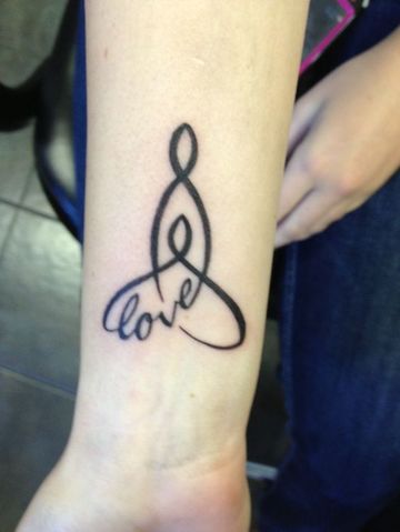 tatuajes en honor a la madre en el brazo