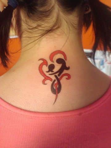 tatuajes en honor a la madre en el cuello