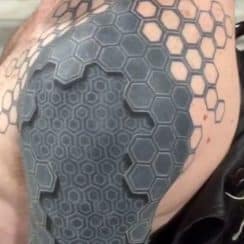 Grandiosos tatuajes para hombres en el hombro 3d