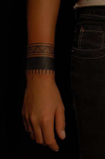 tatuajes tribales en la muñeca sencillos