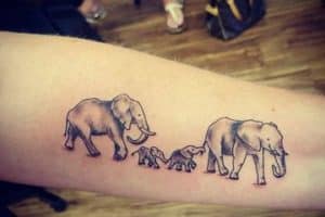 tatuajes alusivos a la familia en el brazo