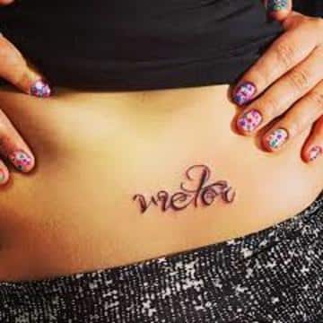 tatuajes con el nombre de victor en el abdomen