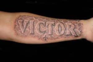 tatuajes con el nombre de victor para hombres