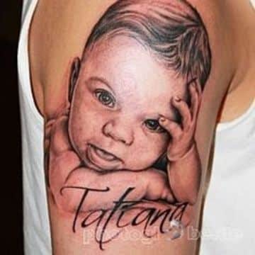 tatuajes con nombres de bebes en el brazo
