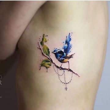 tatuajes de aves en acuarela de mujeres