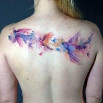 tatuajes de aves en acuarela en la espalda