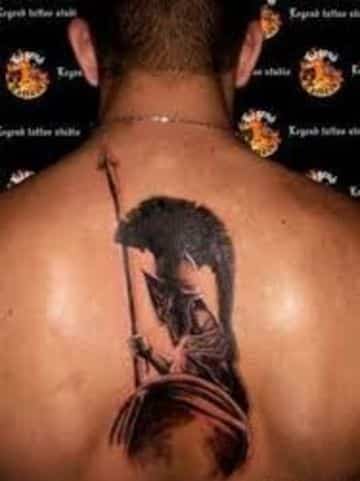 tatuajes de guerreros romanos en la espalda