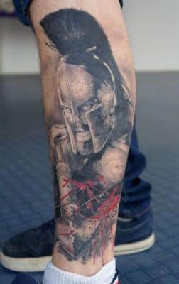 tatuajes de guerreros romanos en la pierna
