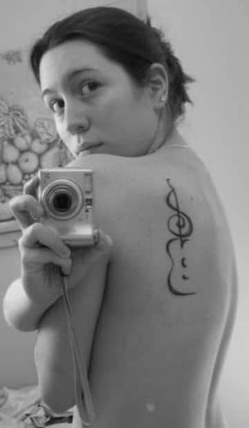 tatuajes de guitarras para mujer en la espalda