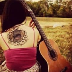 Diseños sutiles de tatuajes de guitarras para mujer