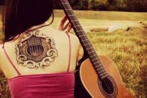 tatuajes de guitarras para mujer hermosos