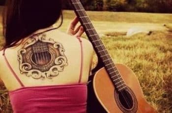 Diseños sutiles de tatuajes de guitarras para mujer