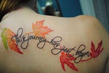 tatuajes de hojas de otoño en la espalda