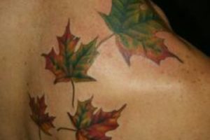 tatuajes de hojas de otoño para hombres