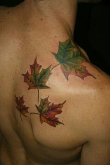 tatuajes de hojas de otoño para hombres