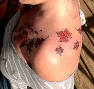 tatuajes de hojas de otoño para mujeres