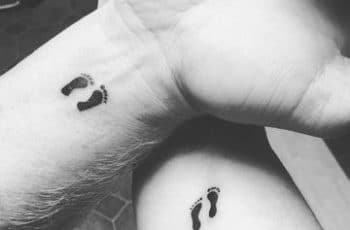 Diseños de tatuajes de huellas de bebe en la muñeca