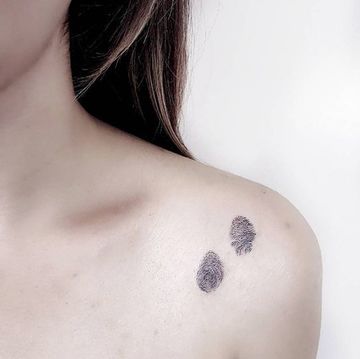 tatuajes de huellas digitales en el hombro