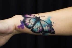tatuajes de mariposas en acuarela en el brazo