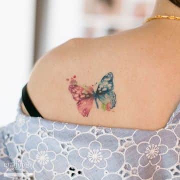 tatuajes de mariposas en acuarela en la espalda
