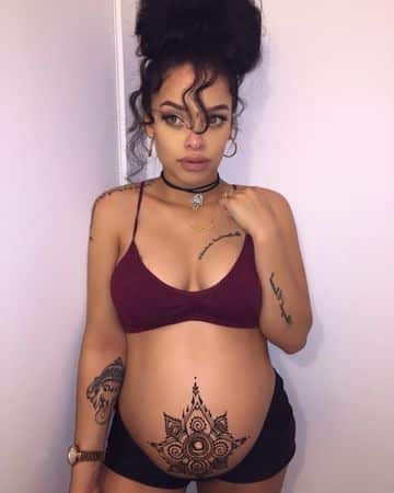 tatuajes de mujer en la panza embarazada