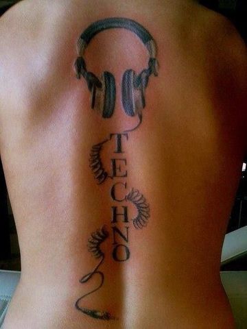 tatuajes de musica electronica en la espalda