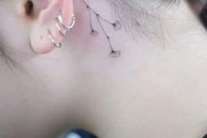 tatuajes delicados para mujer en el cuello
