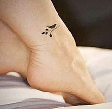 tatuajes delicados para mujer en tobillos