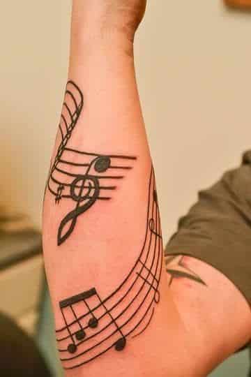 tatuajes relacionados con la musica en el brazo