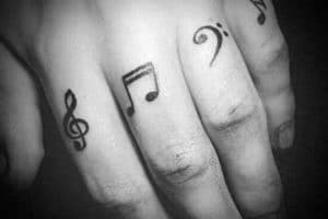 tatuajes relacionados con la musica en la mano