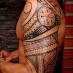 Grandiosos tatuajes tradicionales para hombres