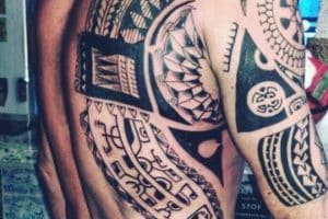 tatuajes tribales en la espalda y hombro de hombres